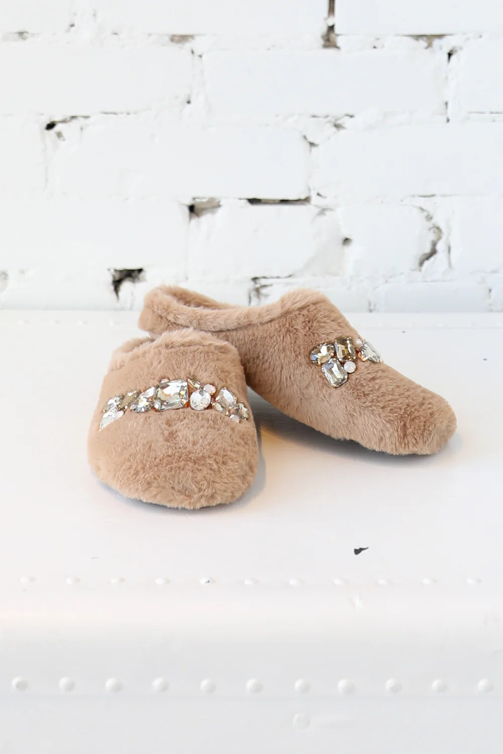 Anai Slippers in Black